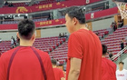 王治郅穿紅T恤助隊(duì)熱身。